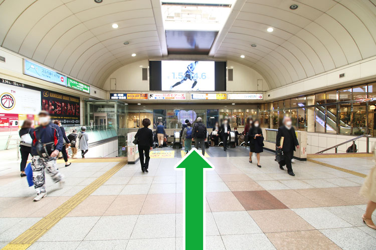 3.エスカレーターを下ります