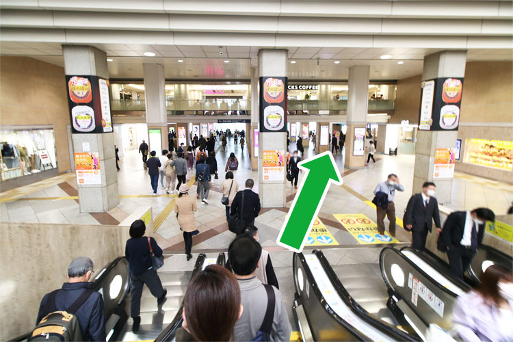 4.エスカレーターを降りたら斜め前に進みます