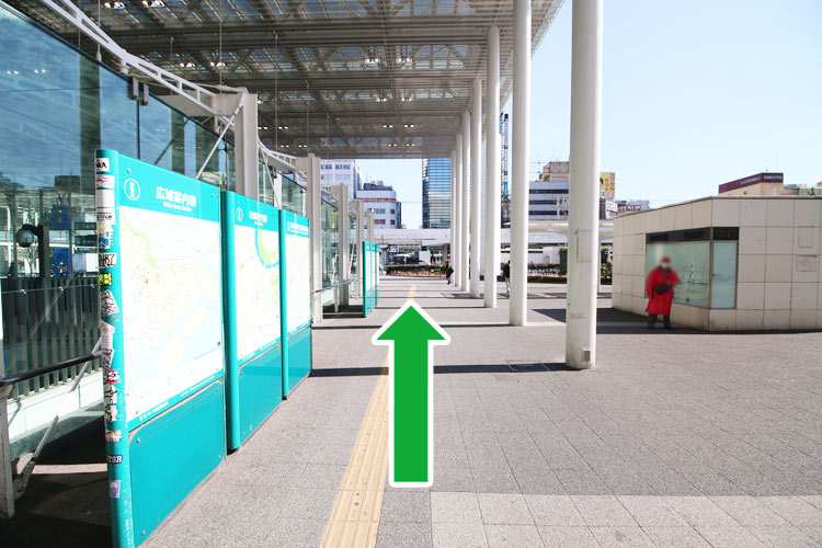 6.看板の脇を通って直進します