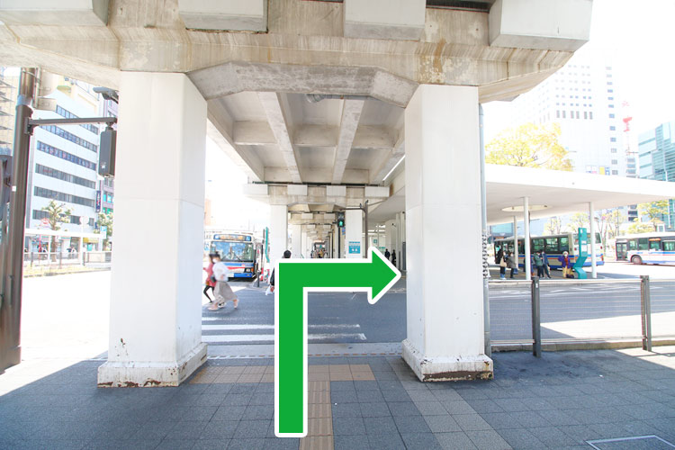 8.横断歩道を渡ったら右折します